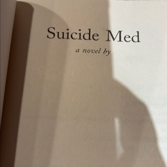 Suicide Med by Freida McFadden Book paperback 2014-new - Picture 5 of 5